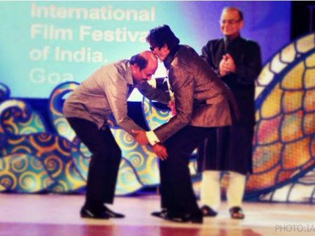Rajinikanth Touches Amitabh Bachchan's Feet, Gets Emotional