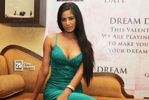 182442-poonam-pandey-launch-the-gitanjali-dream-date-contest-in-