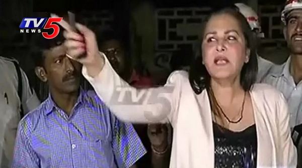 Drunk and Drive Actress Jayaprada Fight With Traffic Police and Media in Jubilee Hills