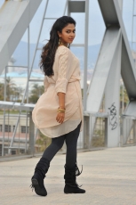 Amala Paul Stills In Iddarammayilatho