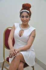 Neha Bhasin Hot Stills At 1 Nenokkadine Movie Audio Launch 25CineFrames