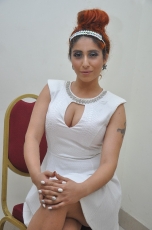 Neha Bhasin Hot Stills At 1 Nenokkadine Movie Audio Launch 25CineFrames