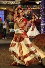 Sumanth Lady Getup Photos in Emo Gurram Egaravachu 25CineFrames