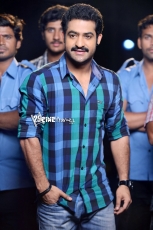 NTR-Stylish-Stills-in-Ramayya-Vasthavayya-1