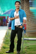 NTR-Stylish-Stills-in-Ramayya-Vasthavayya-12