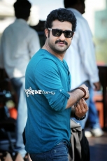 NTR-Stylish-Stills-in-Ramayya-Vasthavayya-13