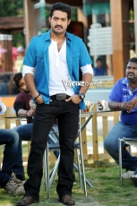 NTR-Stylish-Stills-in-Ramayya-Vasthavayya-14