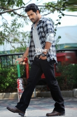 NTR-Stylish-Stills-in-Ramayya-Vasthavayya-19