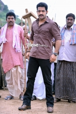 NTR-Stylish-Stills-in-Ramayya-Vasthavayya-2