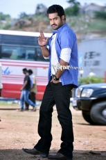 NTR-Stylish-Stills-in-Ramayya-Vasthavayya-21