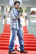 NTR-Stylish-Stills-in-Ramayya-Vasthavayya-22