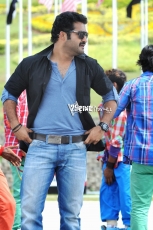 NTR-Stylish-Stills-in-Ramayya-Vasthavayya-23