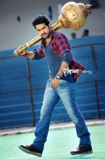 NTR-Stylish-Stills-in-Ramayya-Vasthavayya-27