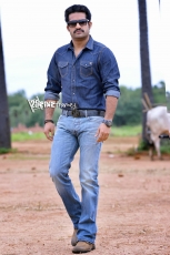 NTR-Stylish-Stills-in-Ramayya-Vasthavayya-4