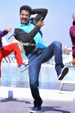 NTR-Stylish-Stills-in-Ramayya-Vasthavayya-5