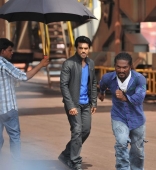 Yevadu Working Stills