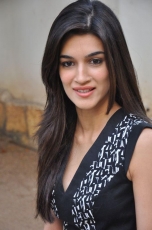 Kriti Sanon New Photos at 1 Nenokkadine Interview 25CineFrames