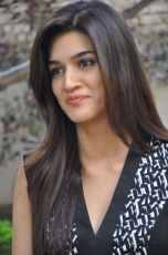 Kriti Sanon New Photos at 1 Nenokkadine Interview 25CineFrames