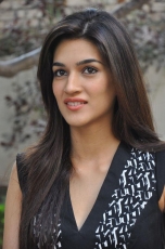 Kriti Sanon New Photos at 1 Nenokkadine Interview 25CineFrames