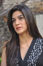 Kriti Sanon New Photos at 1 Nenokkadine Interview 25CineFrames