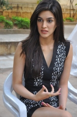 Kriti Sanon New Photos at 1 Nenokkadine Interview 25CineFrames