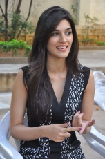 Kriti Sanon New Photos at 1 Nenokkadine Interview 25CineFrames