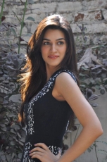 Kriti Sanon New Photos at 1 Nenokkadine Interview 25CineFrames