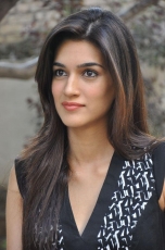 Kriti Sanon New Photos at 1 Nenokkadine Interview 25CineFrames