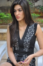 Kriti Sanon New Photos at 1 Nenokkadine Interview 25CineFrames