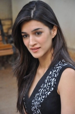 Kriti Sanon New Photos at 1 Nenokkadine Interview 25CineFrames