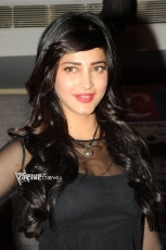 Shruti Haasan at Yevadu Mobile App Launch 25CineFrames