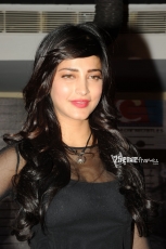 Shruti Haasan at Yevadu Mobile App Launch 25CineFrames