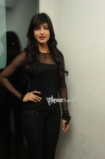 Shruti Haasan at Yevadu Mobile App Launch 25CineFrames