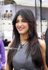 Shruti Haasan Cute Smile Latest Pics 25CineFrames