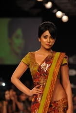 Shriya Saran Ramp Walk in Floral Saree at LFW Festive 2014 Photos