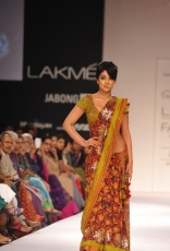 Shriya Saran Ramp Walk in Floral Saree at LFW Festive 2014 Photos