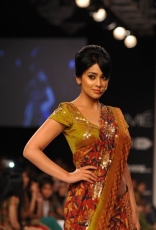 Shriya Saran Ramp Walk in Floral Saree at LFW Festive 2014 Photos