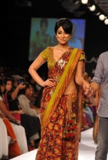 Shriya Saran Ramp Walk in Floral Saree at LFW Festive 2014 Photos