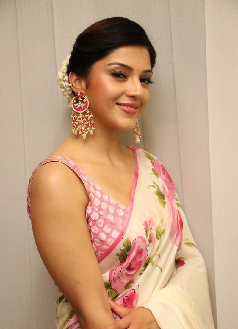 Actress Mehrene Kaur Pirzada Photo Shoot Latest HD Photos, Mehreen ...