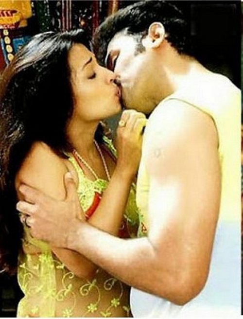 [Image: 01-Actress-Tamanna-Bhatia-Lip-Lock-Kiss-HD-Photos.jpg]